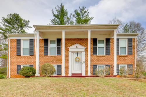 1 Mi to Dtwn Lynchburg: Charming Family Home!