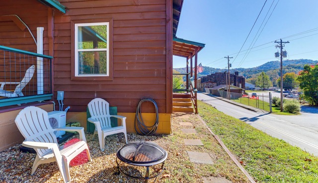 < 1 Mi to Dtwn: Pet-Friendly Cabin in Murphy!