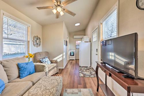 1 Mi to Dtwn Rogers: Convenient Getaway w/Patio