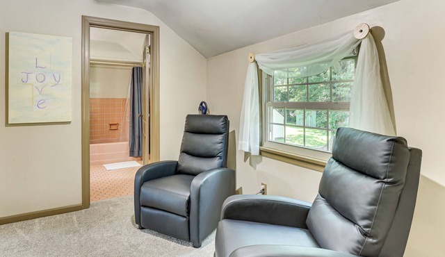 1 Mi to Dtwn Salem: Apt w/Garage Access!