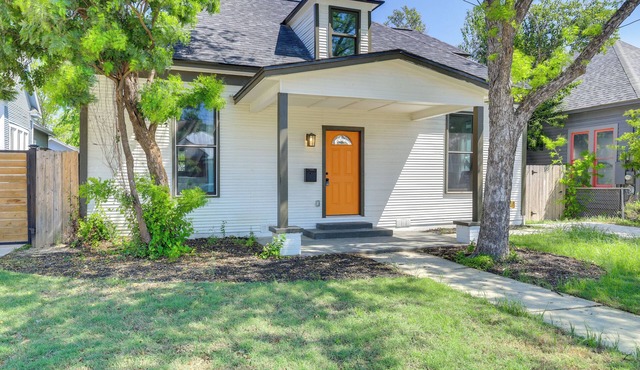 1 Mi to Dtwn San Antonio: Sleek Bungalow w/Yard!
