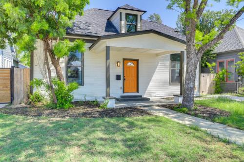 1 Mi to Dtwn San Antonio: Sleek Bungalow w/Yard!