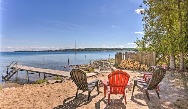 < 1 Mi to Dtwn Suttons Bay! Studio w/Shared Beach