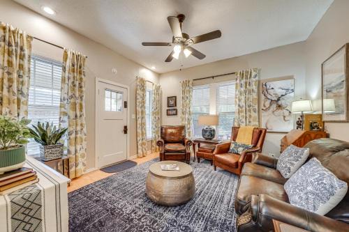 < 1 Mi to Dtwn Texarkana: Couple's Retreat w/Yard