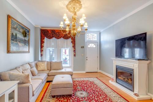 1 Mi to Dtwn Townhome with Patio in Baltimore!