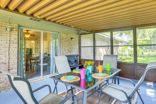 1 Mi to Dtwn Waycross: Home w/Furnished Porch