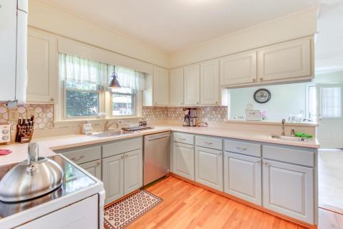 1 Mi to Dwtn Shops and Dining Spacious Family Home