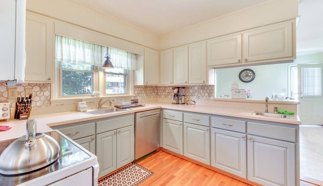 1 Mi to Dwtn Shops & Dining: Spacious Family Home