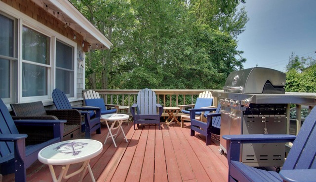 1 Mi to Ferry Terminal: Oak Bluffs Family Retreat!