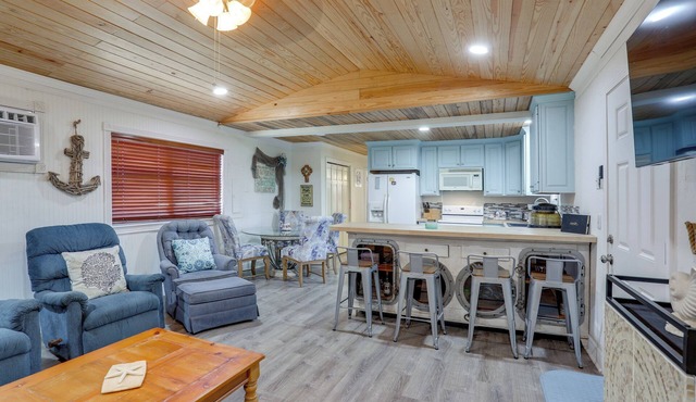 1 Mi to Festivals! Grand Isle Getaway w/Deck