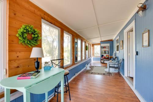 1 Mi to Fishing Pier Apalachicola Bay Getaway!