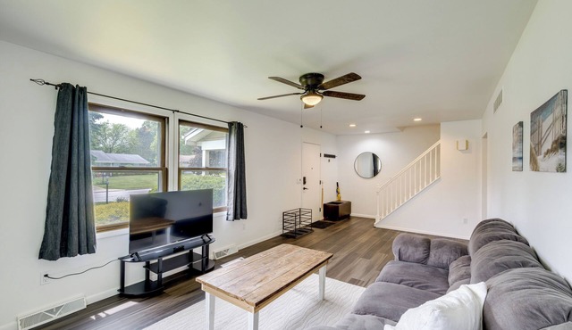 1 Mi to Freer Field: Ashland Home w/Yard!