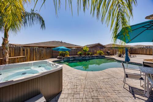 1 Mi to Golf! Spacious and Modern Home in Dinuba