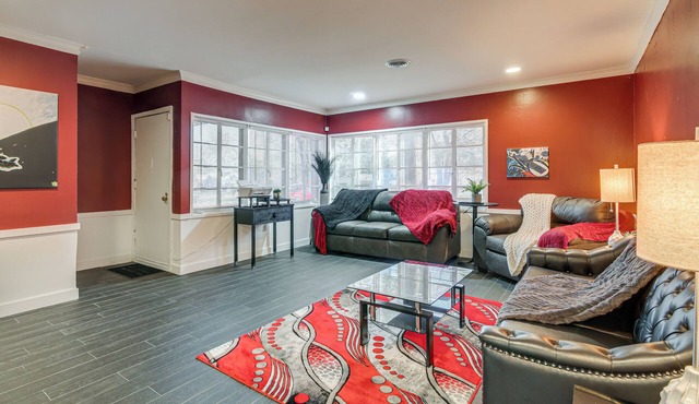 1 Mi to Graceland: Quiet Home w/Private Yard