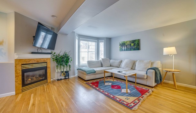 1 Mi to Green Lake Park: Pet-Friendly Gem w/Games