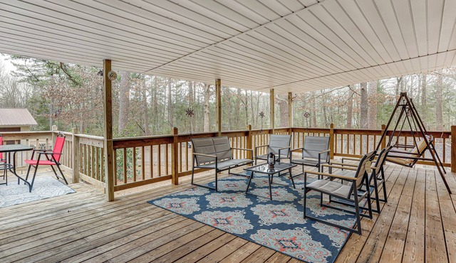 < 1 Mi to Greers Ferry Lake: Dog-Friendly Home!