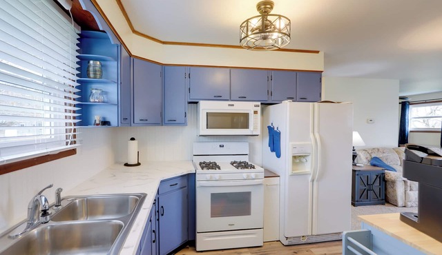< 1 Mi to Historic Downtown: Bellevue Hideaway!