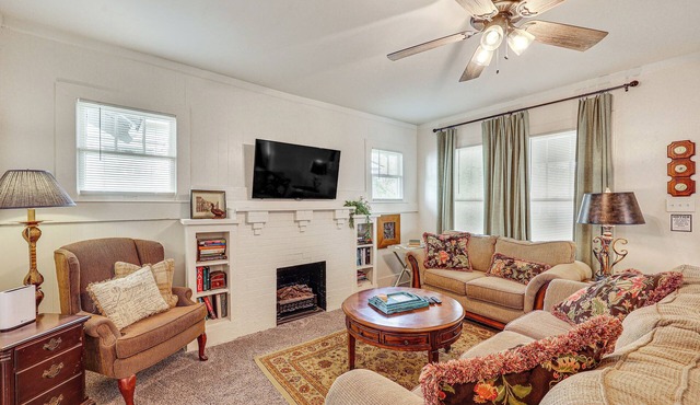 < 1 Mi to Historic Dtwn Texarkana: Charming Home!