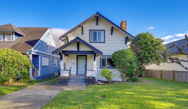 1 Mi to Historic Dtwn: Dog-Friendly Everett Home!