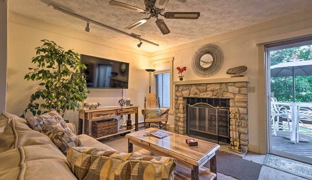 1 Mi to Jack Frost Ski Resort: Water-View Retreat