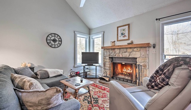 < 1 Mi to Jack Frost: Lake Harmony Townhome!