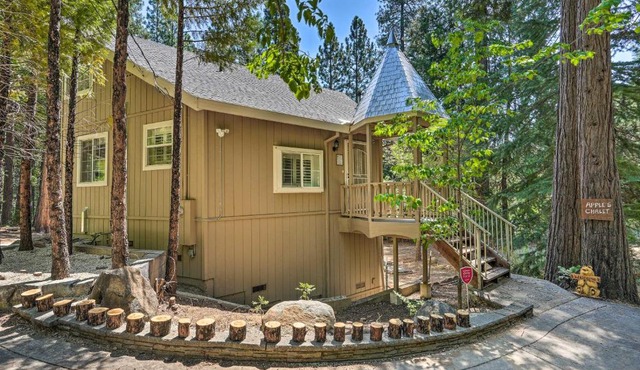 1 Mi to Jenkinson Lake Apples Chalet with Deck