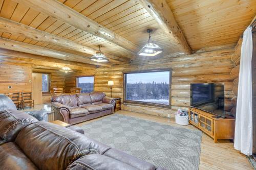 < 1 Mi to Kenai River: Spacious Cabin w/Deck!