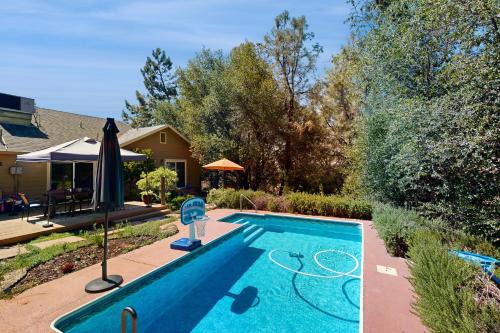 1 Mi to Lake Tulloch Home with Patio Oasis and Pool