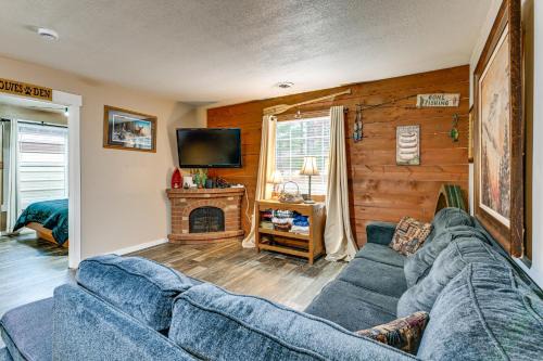 1 Mi to Lake Arbutus Pet-Friendly Home, Fire Pit