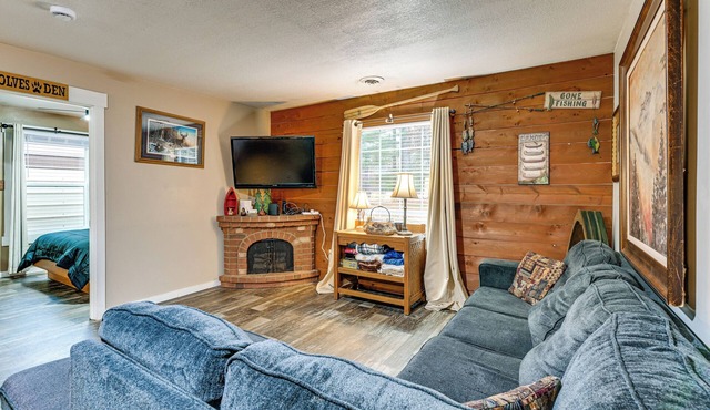 1 Mi to Lake Arbutus: Pet-Friendly Home, Fire Pit