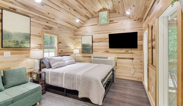 1 Mi to Lake: Charming Byrdstown Retreat w/Deck!
