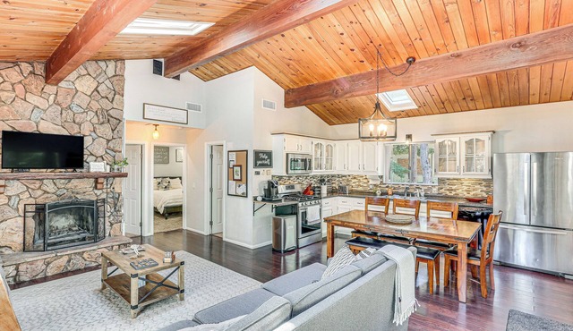 1 Mi to Lake: Crestline Cabin w/Deck + Gas Grill!