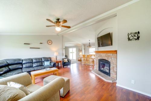 1 Mi to Lake Getaway with Patio in Coulee City!