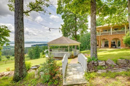 1 Mi to Lake Guntersville Scenic Condo Retreat!