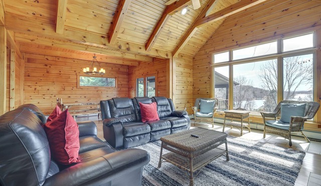 1 Mi to Lake Henry: Peaceful Poconos Cabin!