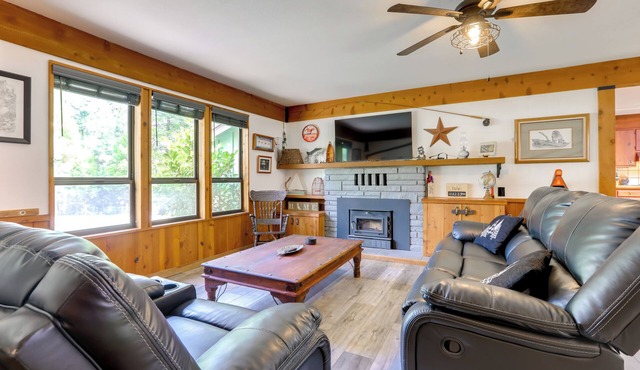1 Mi to Lake: Hot Tub Haven in Pollock Pines!
