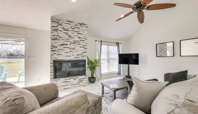 1 Mi to Lake Jacksonville: Pet-Friendly Home