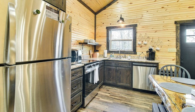 1 Mi to Lake Ludwig: Cabin w/Fire Pit + BBQ