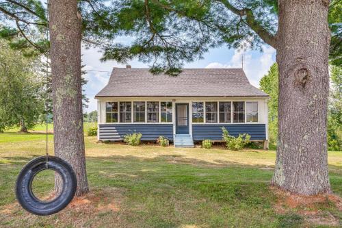 < 1 Mi to Lake: Mtn-View Cabin w/Porch in Newport