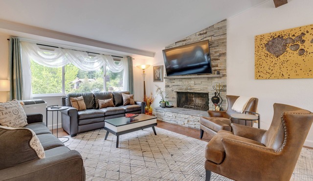 1 Mi to Lake, Shared Hot Tub! Kenmore Retreat