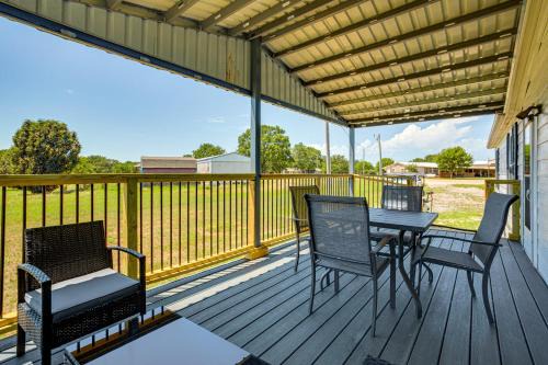 1 Mi to Lake Texoma: Peaceful Kingston Getaway