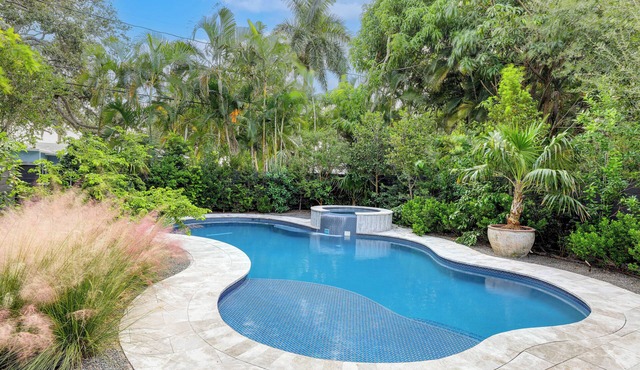 1 Mi to Lake Worth Beach Park: Poolside Paradise!