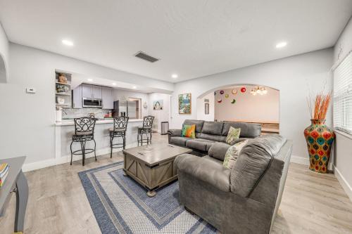 1 Mi to Lantana Municipal Beach Oasis with Pool!