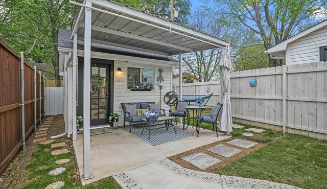 1 Mi to Lewisville Lake Fun: Cozy Couple’s Retreat