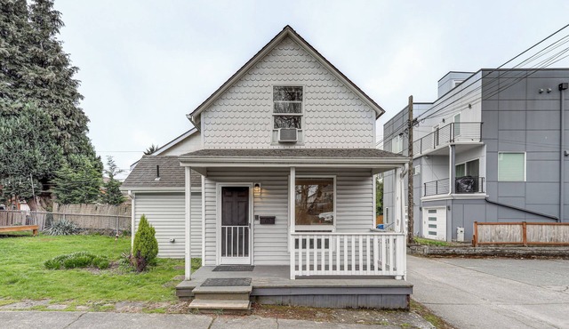 1 Mi to Light Rail: Cozy + Convenient Seattle Home