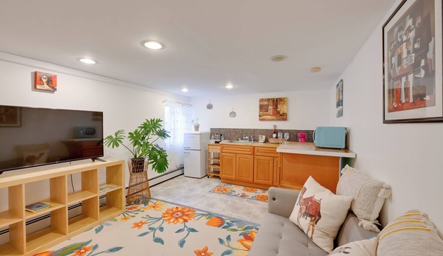 1 Mi to Long Beach! Relaxing Canal-Front Getaway