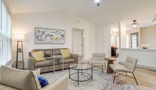 < 1 Mi to Main St & Amphitheater: Woodstock Home!