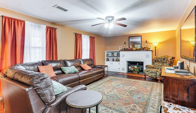 < 1 Mi to Main St Berryville: Spacious Family Home