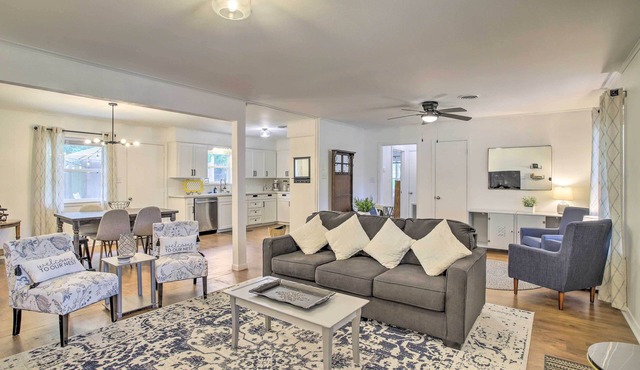 1 Mi to Main St: Brenham Retreat w/Game Room