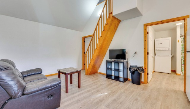< 1 Mi to Main St: Quiet Home w/Yard in Stockdale